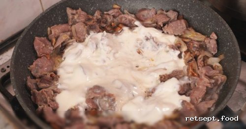 Фото приготовления рецепта: Куриные желудки с грибами в сметанной подливке - шаг №13