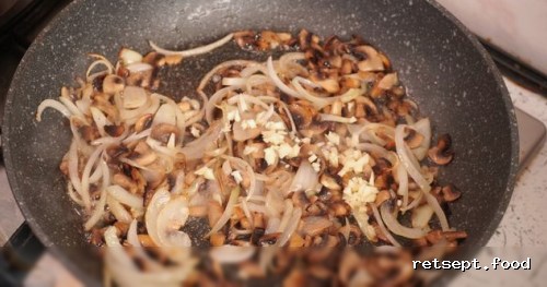 Фото приготовления рецепта: Куриные желудки с грибами в сметанной подливке - шаг №9
