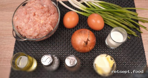 Фото приготовления рецепта: Куриные зразы с начинкой из яиц и лука - шаг №1