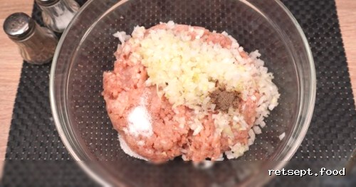 Фото приготовления рецепта: Куриные зразы с начинкой из яиц и лука - шаг №4