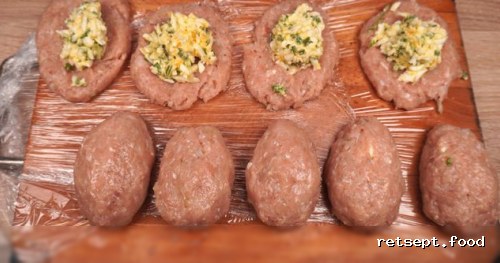 Фото приготовления рецепта: Куриные зразы с начинкой из яиц и лука - шаг №12