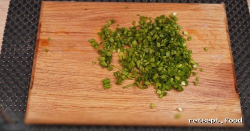 Фото приготовления рецепта: Куриные зразы с начинкой из яиц и лука - шаг №7