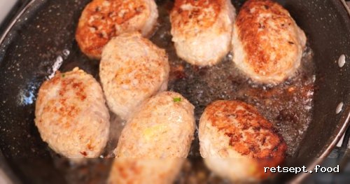 Фото приготовления рецепта: Куриные зразы с начинкой из яиц и лука - шаг №14