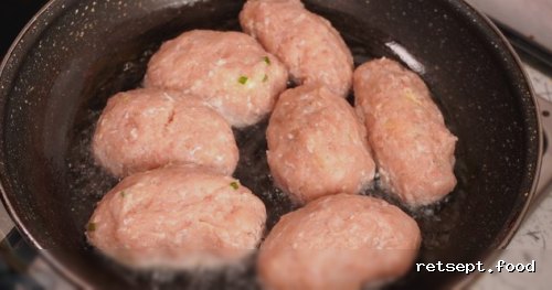 Фото приготовления рецепта: Куриные зразы с начинкой из яиц и лука - шаг №13