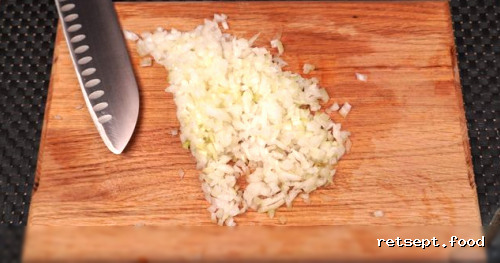 Фото приготовления рецепта: Куриные зразы с начинкой из яиц и лука - шаг №3
