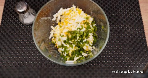 Фото приготовления рецепта: Куриные зразы с начинкой из яиц и лука - шаг №9