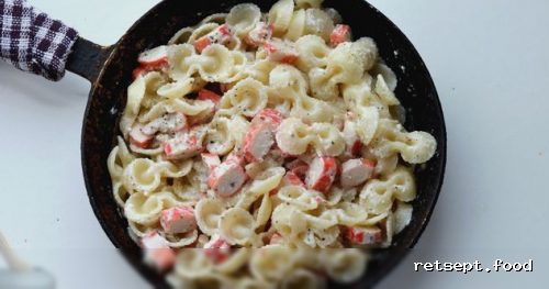 Фото приготовления рецепта: Макароны с крабовыми палочками, сметаной и чесноком - шаг №8
