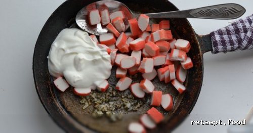 Фото приготовления рецепта: Макароны с крабовыми палочками, сметаной и чесноком - шаг №6