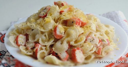 Фото приготовления рецепта: Макароны с крабовыми палочками, сметаной и чесноком - шаг №10