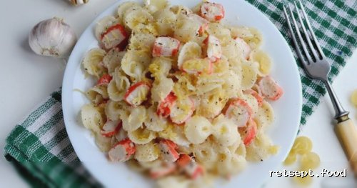 Фото приготовления рецепта: Макароны с крабовыми палочками, сметаной и чесноком - шаг №9