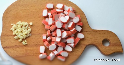 Фото приготовления рецепта: Макароны с крабовыми палочками, сметаной и чесноком - шаг №3