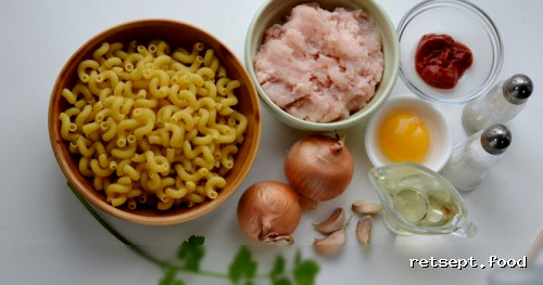 Фото приготовления рецепта: Макароны с куриными фрикадельками и томатным соусом - шаг №1