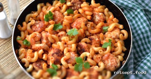 Фото приготовления рецепта: Макароны с куриными фрикадельками и томатным соусом - шаг №14
