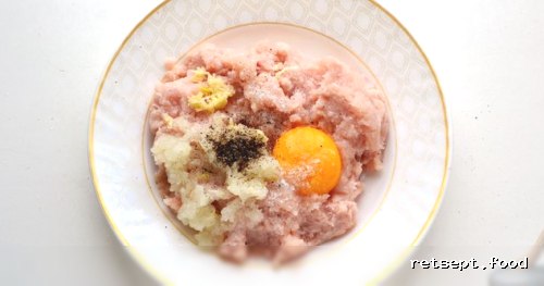 Фото приготовления рецепта: Макароны с куриными фрикадельками и томатным соусом - шаг №3