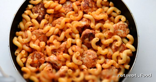 Фото приготовления рецепта: Макароны с куриными фрикадельками и томатным соусом - шаг №13