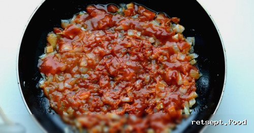 Фото приготовления рецепта: Макароны с куриными фрикадельками и томатным соусом - шаг №10
