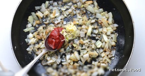 Фото приготовления рецепта: Макароны с куриными фрикадельками и томатным соусом - шаг №9