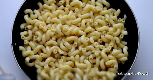 Фото приготовления рецепта: Макароны с куриными фрикадельками и томатным соусом - шаг №11
