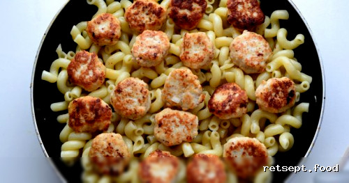Фото приготовления рецепта: Макароны с куриными фрикадельками и томатным соусом - шаг №12