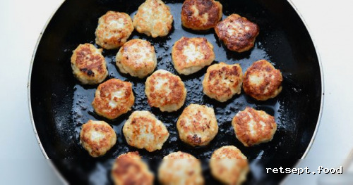 Фото приготовления рецепта: Макароны с куриными фрикадельками и томатным соусом - шаг №6