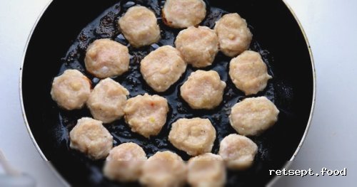 Фото приготовления рецепта: Макароны с куриными фрикадельками и томатным соусом - шаг №4
