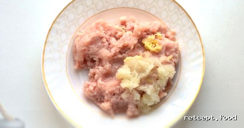 Фото приготовления рецепта: Макароны с куриными фрикадельками и томатным соусом - шаг №2