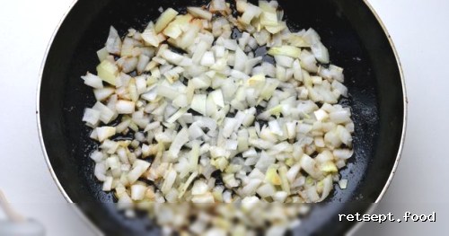 Фото приготовления рецепта: Макароны с куриными фрикадельками и томатным соусом - шаг №8