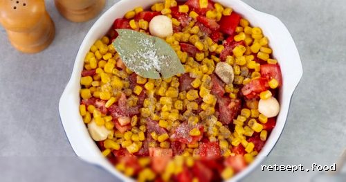 Фото приготовления рецепта: Рагу с курицей, помидорами, сладким перцем и кукурузой (в духовке) - шаг №8