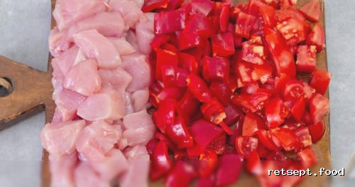 Фото приготовления рецепта: Рагу с курицей, помидорами, сладким перцем и кукурузой (в духовке) - шаг №2