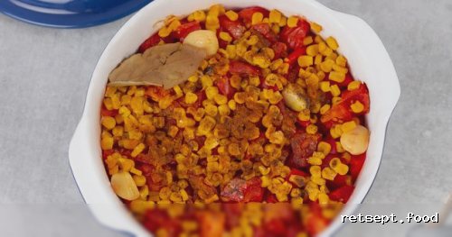 Фото приготовления рецепта: Рагу с курицей, помидорами, сладким перцем и кукурузой (в духовке) - шаг №9