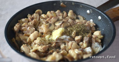 Фото приготовления рецепта: Рис с курицей, грибами и сливками (на сковороде) - шаг №7