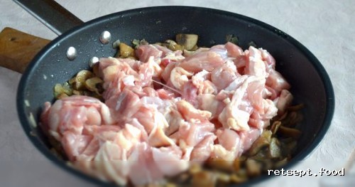 Фото приготовления рецепта: Рис с курицей, грибами и сливками (на сковороде) - шаг №6