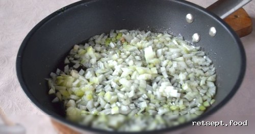 Фото приготовления рецепта: Рис с курицей, грибами и сливками (на сковороде) - шаг №3