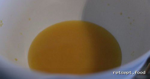 Фото приготовления рецепта: Творожный торт с ягодами и печеньем - шаг №12