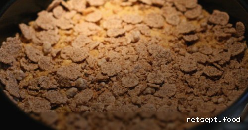 Фото приготовления рецепта: Творожный торт с ягодами и печеньем - шаг №9