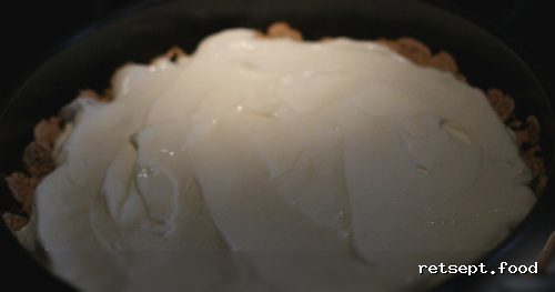 Фото приготовления рецепта: Творожный торт с ягодами и печеньем - шаг №10