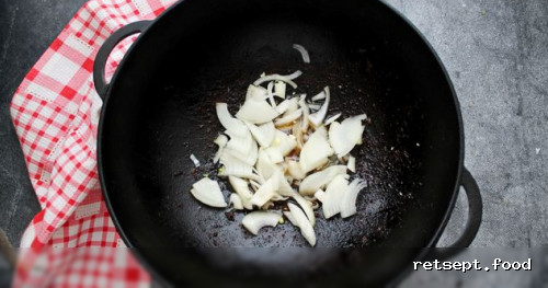 Фото приготовления рецепта: Жареное мясо с картофелем (по-грузински) - шаг №5