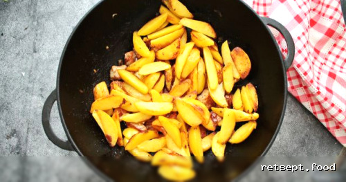 Фото приготовления рецепта: Жареное мясо с картофелем (по-грузински) - шаг №7