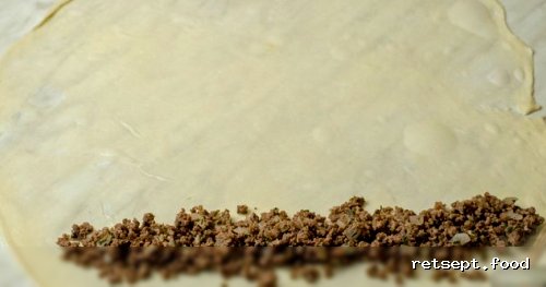 Фото приготовления рецепта: Бёрек из вытяжного теста с говяжьим фаршем и зеленью - шаг №17