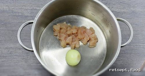 Фото приготовления рецепта: Борщ с грибами и черносливом - шаг №2