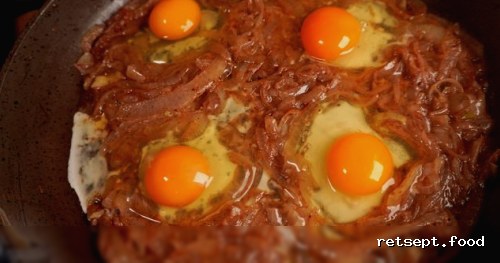 Фото приготовления рецепта: Яичница в луковом соусе - шаг №14