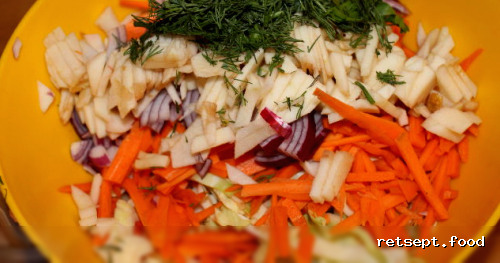 Фото приготовления рецепта: Капустный салат "Коул-сло" (Coleslaw) с яблоком - шаг №8