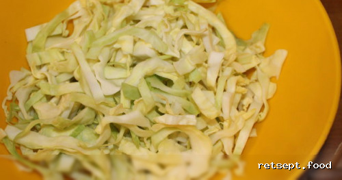 Фото приготовления рецепта: Капустный салат "Коул-сло" (Coleslaw) с яблоком - шаг №2