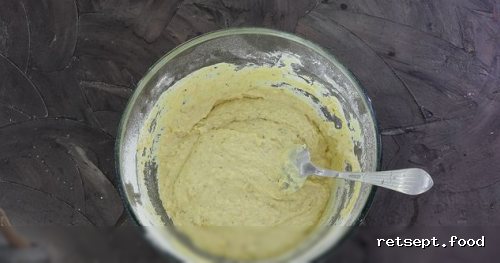 Фото приготовления рецепта: Кукурузные маффины с сосисками - шаг №7