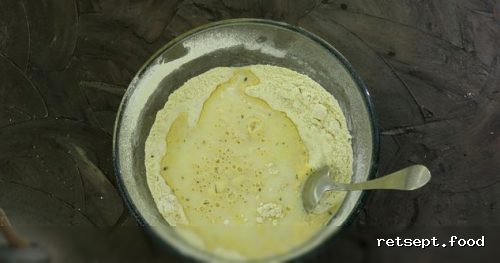 Фото приготовления рецепта: Кукурузные маффины с сосисками - шаг №6