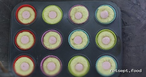 Фото приготовления рецепта: Кукурузные маффины с сосисками - шаг №9