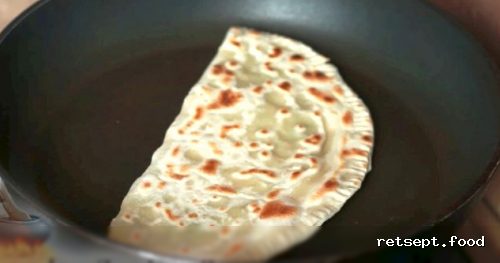 Фото приготовления рецепта: Кутабы (лепешки без дрожжей) с картофелем и тыквой - шаг №14
