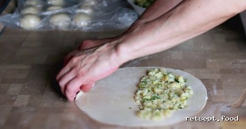 Фото приготовления рецепта: Кутабы (лепешки без дрожжей) с картофелем и тыквой - шаг №11