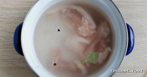 Фото приготовления рецепта: Морковный суп с вермишелью, йогуртом и мятой - шаг №2