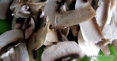 Фото приготовления рецепта: Перловая каша с грибами в горшочке - шаг №4